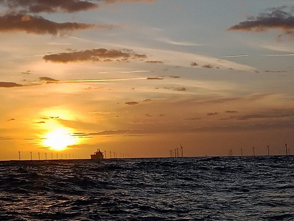 stage de milles entre l'île de ré et Lorient. Retour entre l'île d'yeu et Belle île, le soleil se couche.