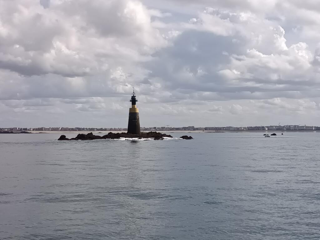 en arrière plan, la plage du Sillon